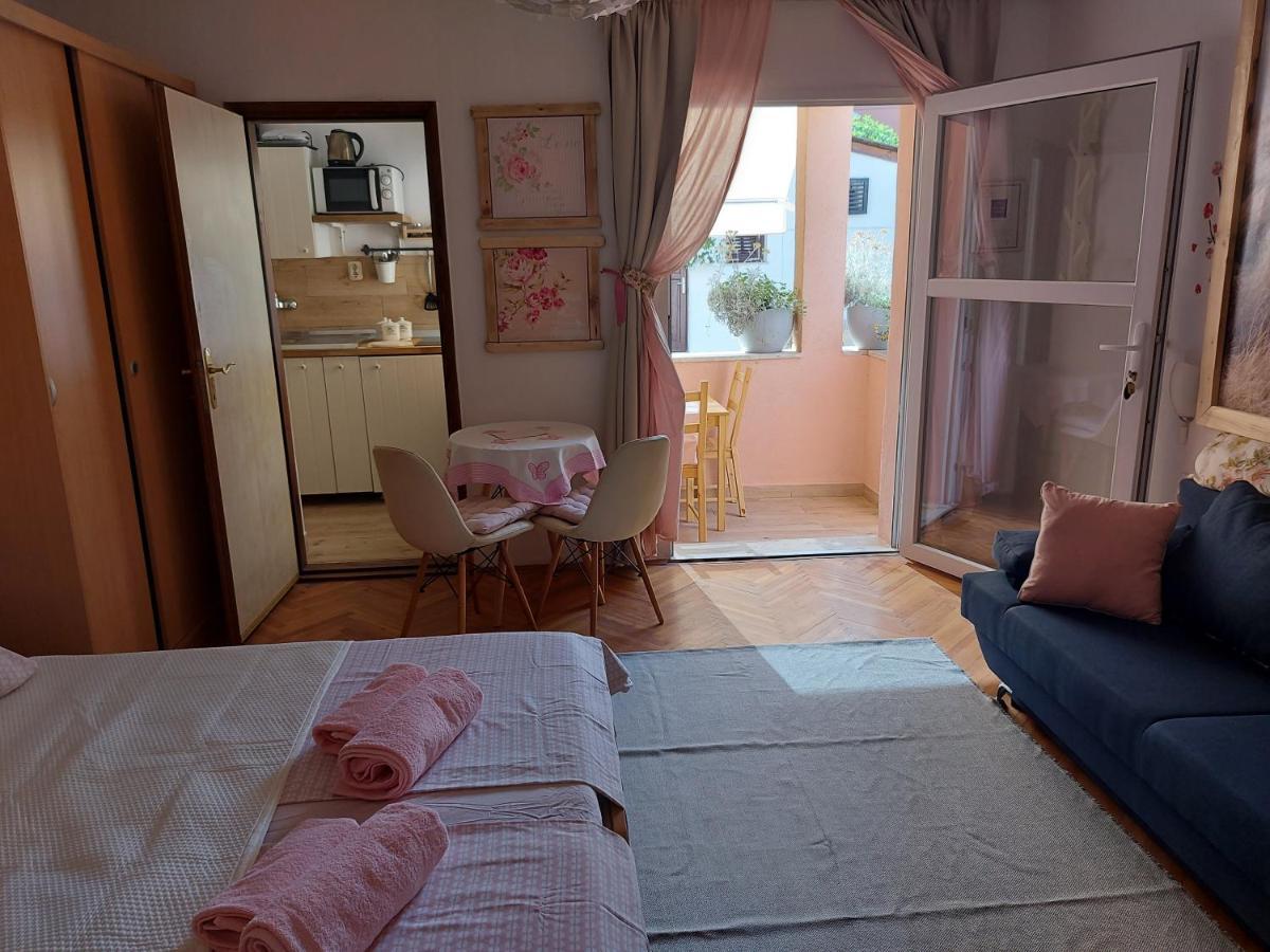 Apartments Garden ロヴィニ エクステリア 写真