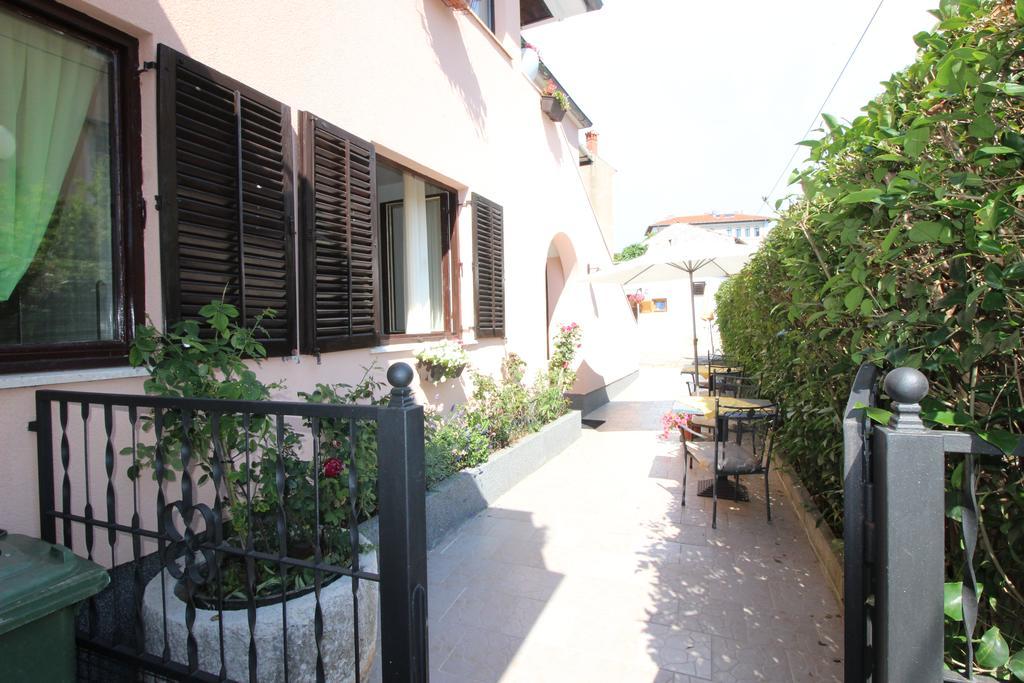 Apartments Garden ロヴィニ エクステリア 写真